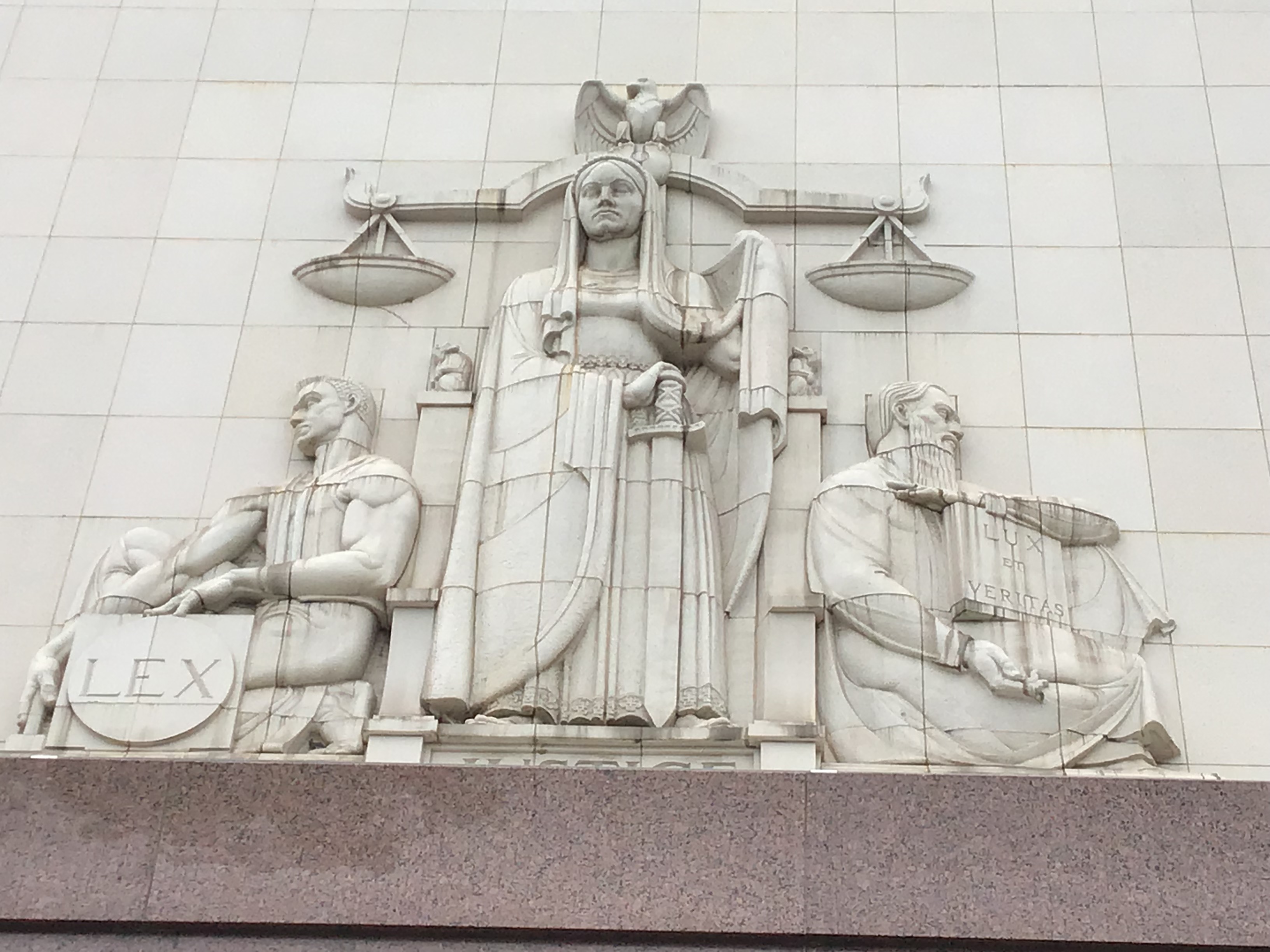 Picture of Los Angeles Courthouse statues